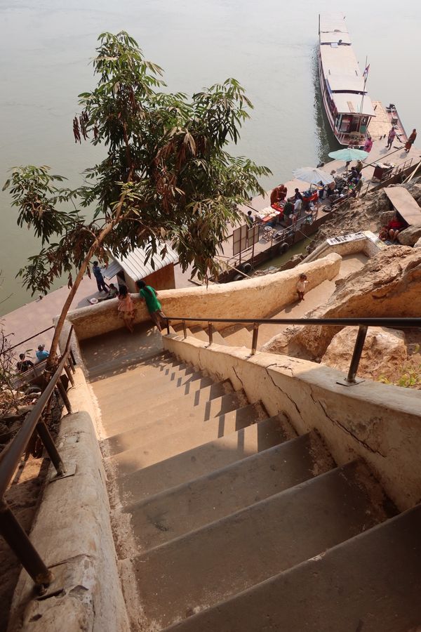 ラオス人民民主共和国・ルアンパバーン「ラオス🇱🇦」の写真：パクウー洞窟