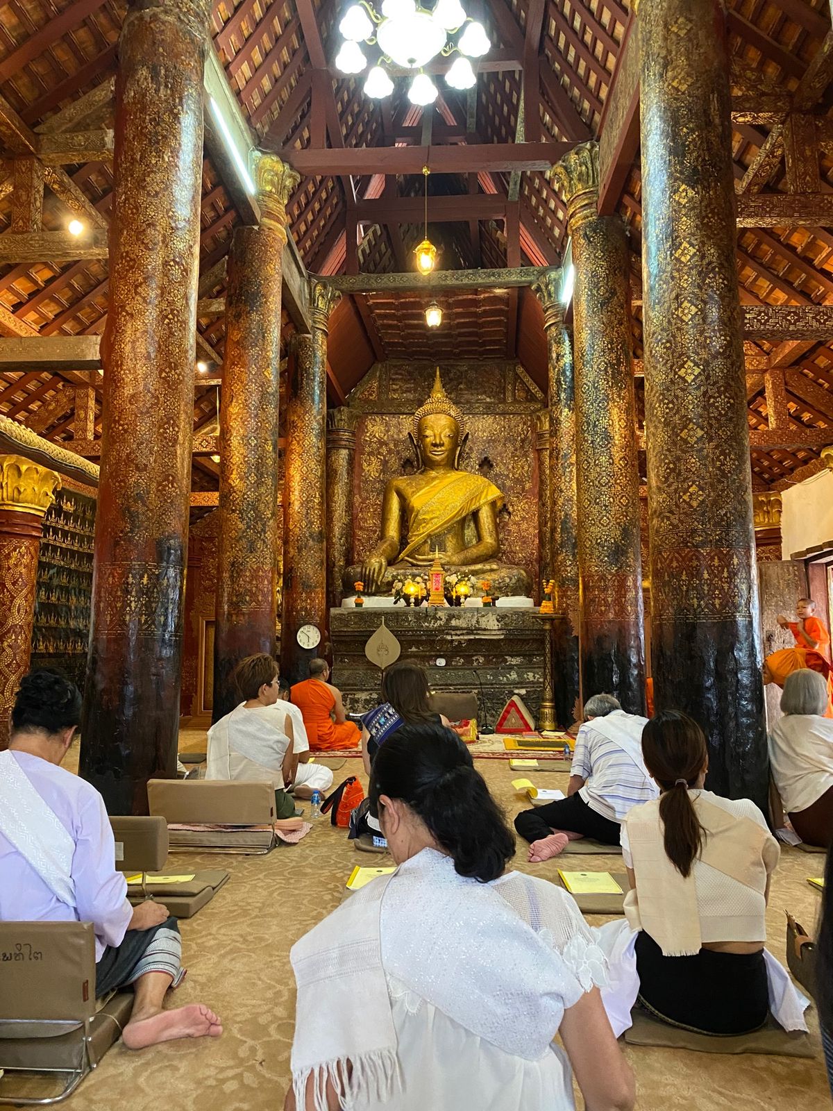 ラオス人の友人の勧めで読経に参加してみた🙏