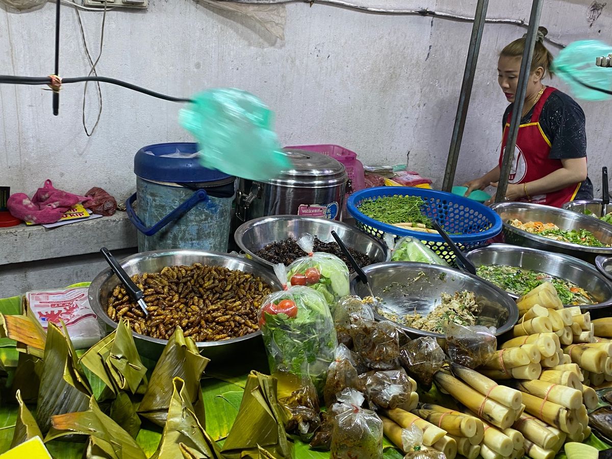 最後の晩御飯😋
ナイトマーケットで買ってきたものを友人と一緒に食べた。ラオ...
