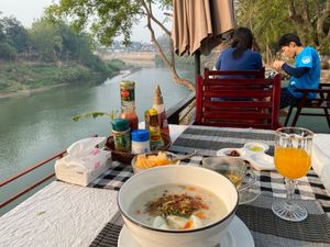 最終日
8日間ナムカン川を見ながら食べ続けた朝食を変わらずいただく。
出発...