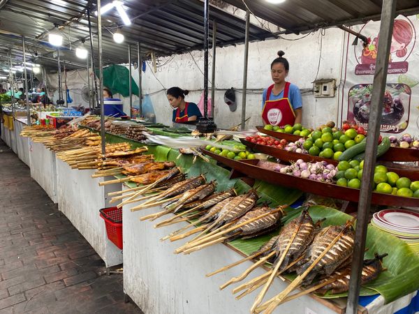 ラオス人民民主共和国・ルアンパバーン「ラオス🇱🇦」の写真：最後の晩御飯😋
ナイトマーケットで買って...