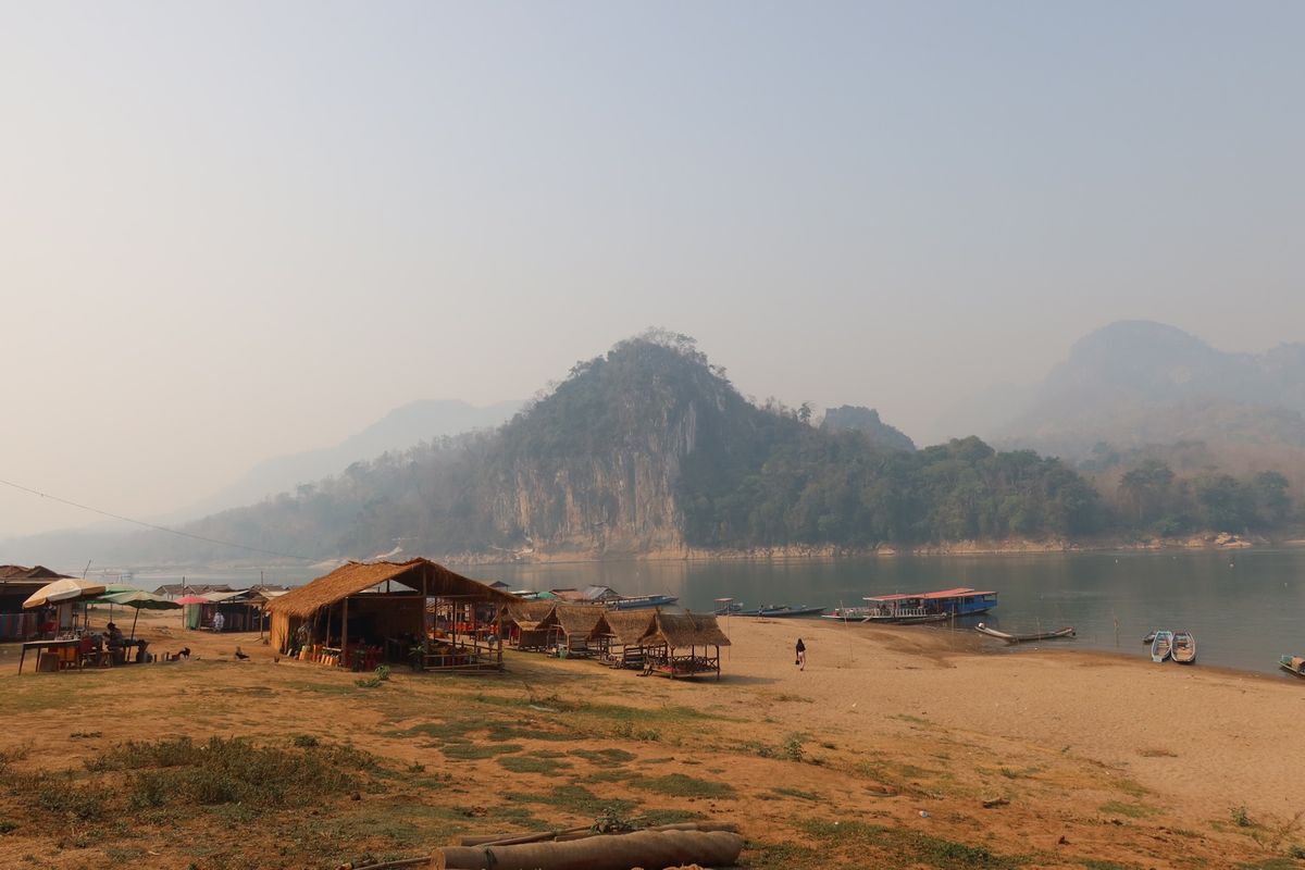 ホテルで手配してくれたトゥクトゥクでパクウー洞窟へ。洞窟はメコン川の向こう...