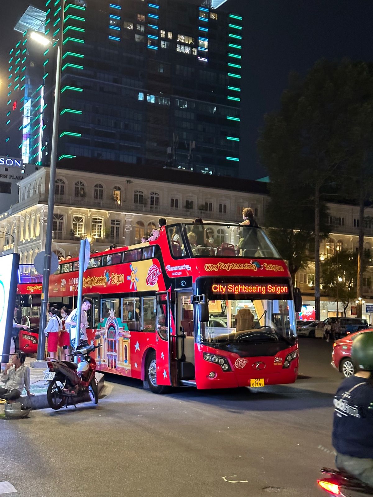 地下鉄はまだ開通していません。
夜の広場、土曜日は歩行者天国となり、
いろ...
