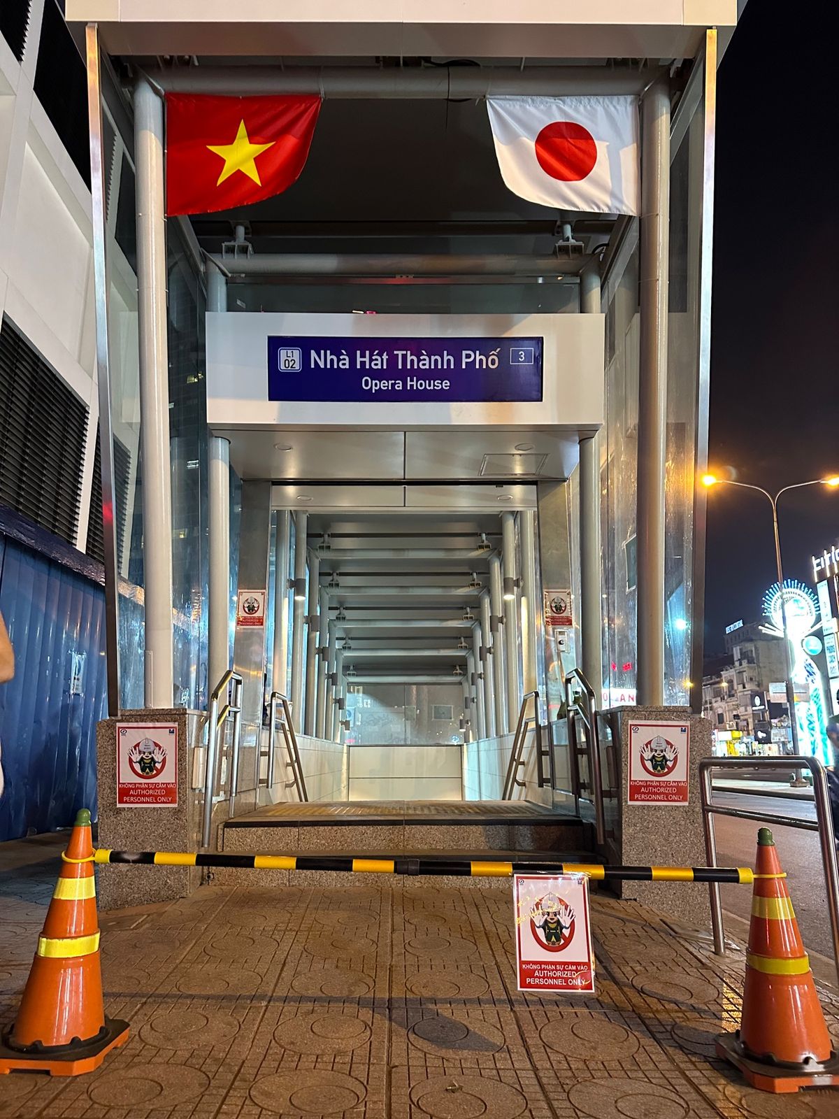 地下鉄はまだ開通していません。
夜の広場、土曜日は歩行者天国となり、
いろ...