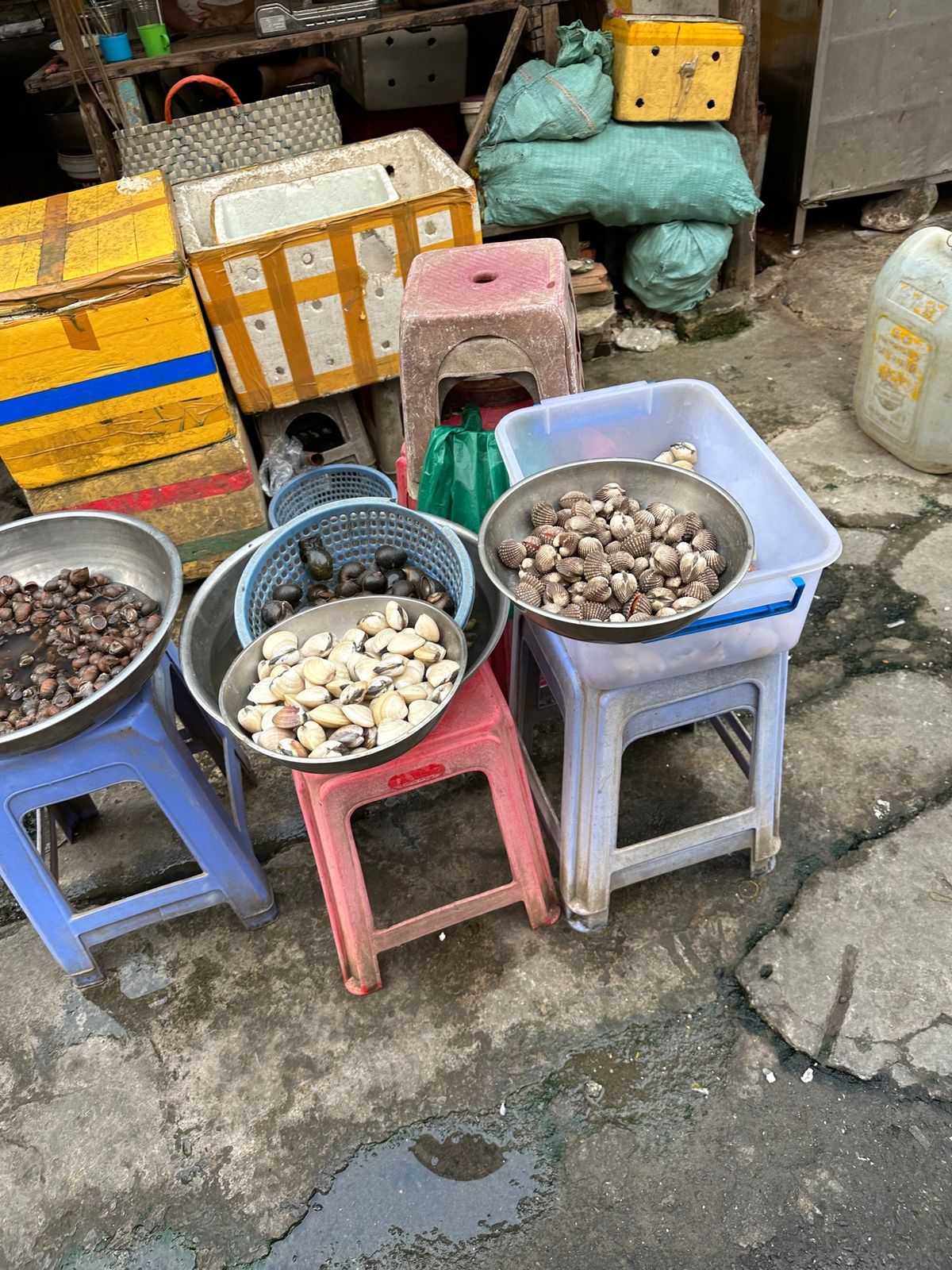 路地の商店街に行ったり、
有名なパインミーのお店に行ったり。
コロナのせい...