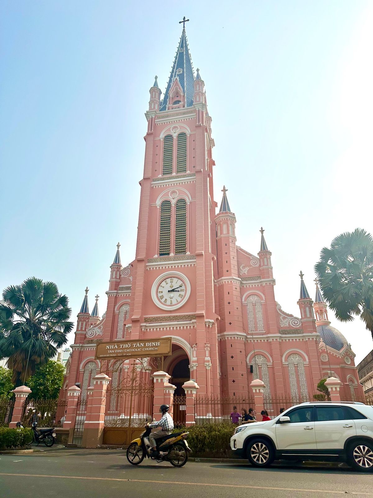 ガイドブックによく載っているピンクの教会。
タンディン市場の近くにあります...