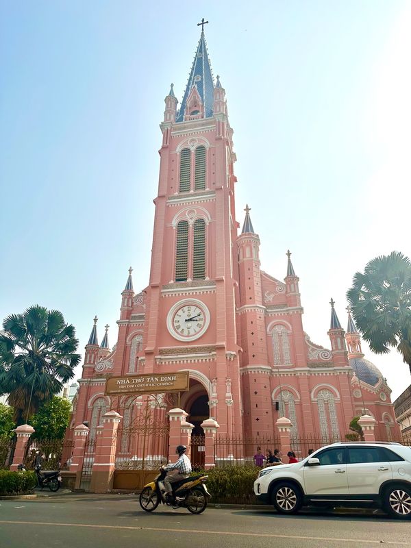 ベトナム・ホーチミン「再始動」の写真：ガイドブックによく載っているピンクの教会...