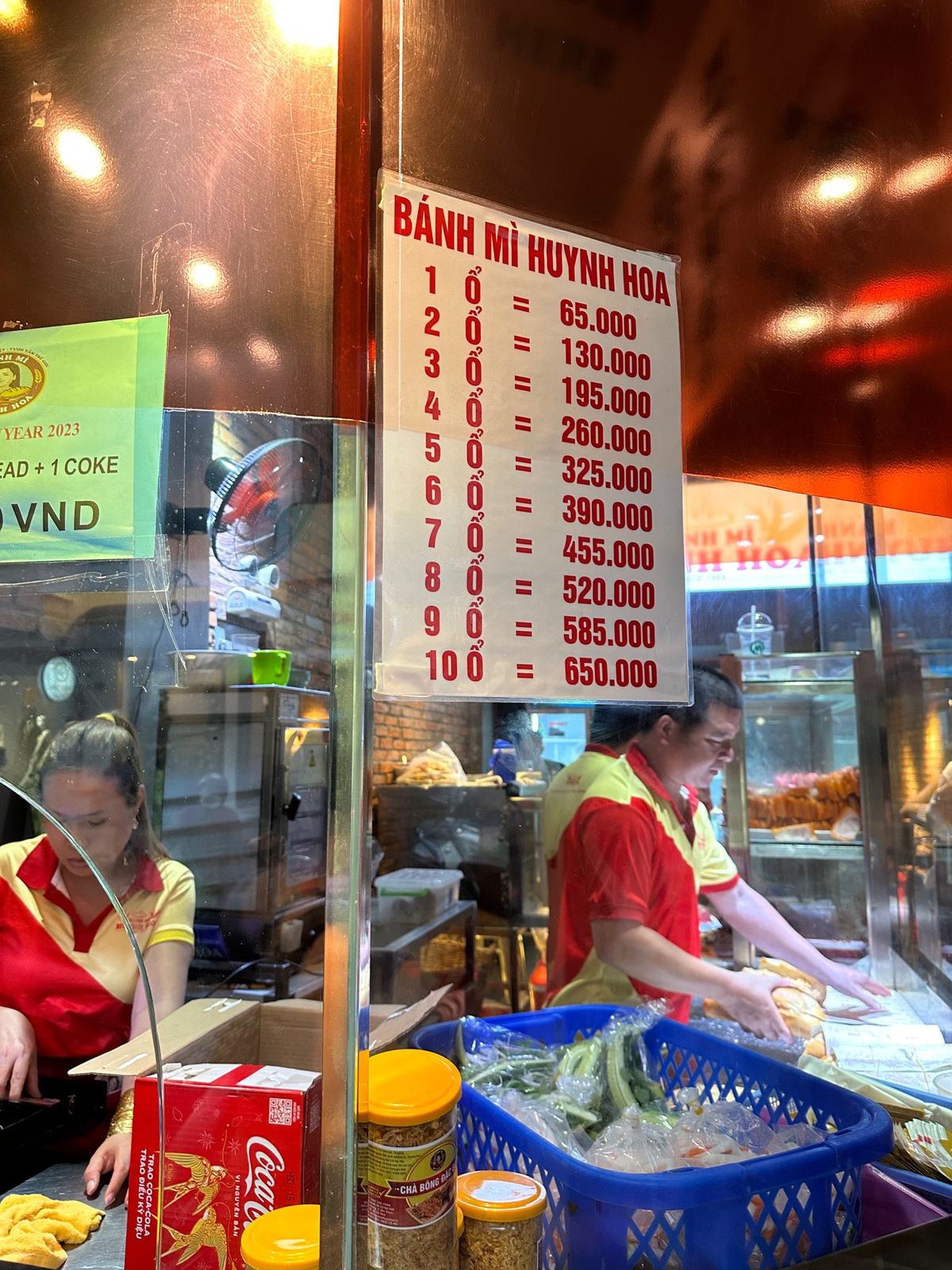 路地の商店街に行ったり、
有名なパインミーのお店に行ったり。
コロナのせい...