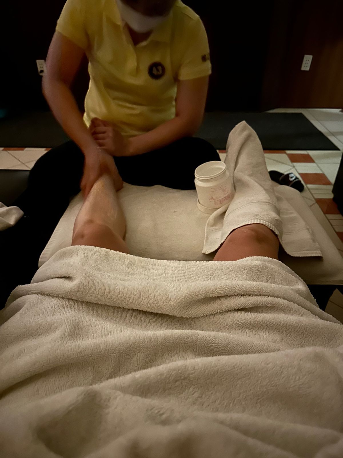 歩き疲れて、足のマッサージ。
70分約1500円