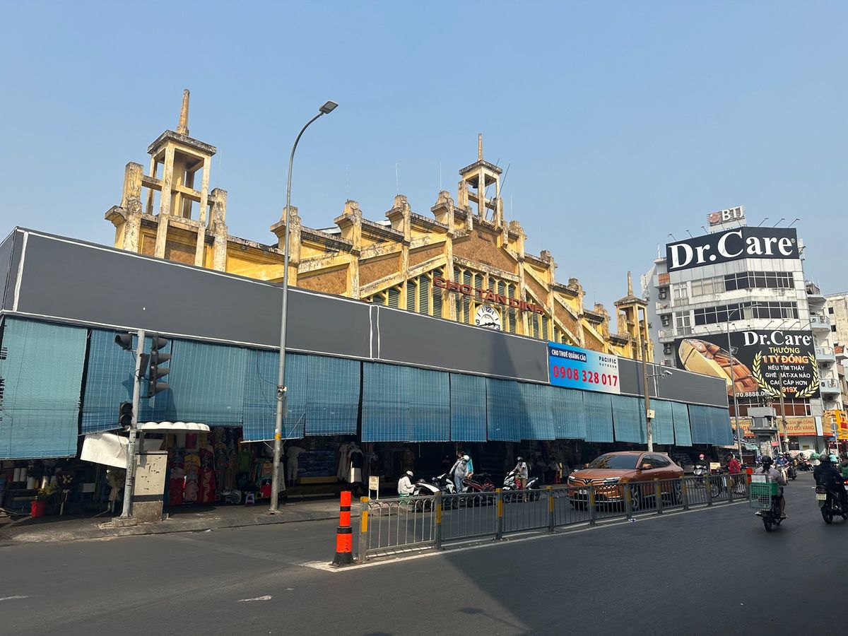 ガイドブックによく載っているピンクの教会。
タンディン市場の近くにあります...