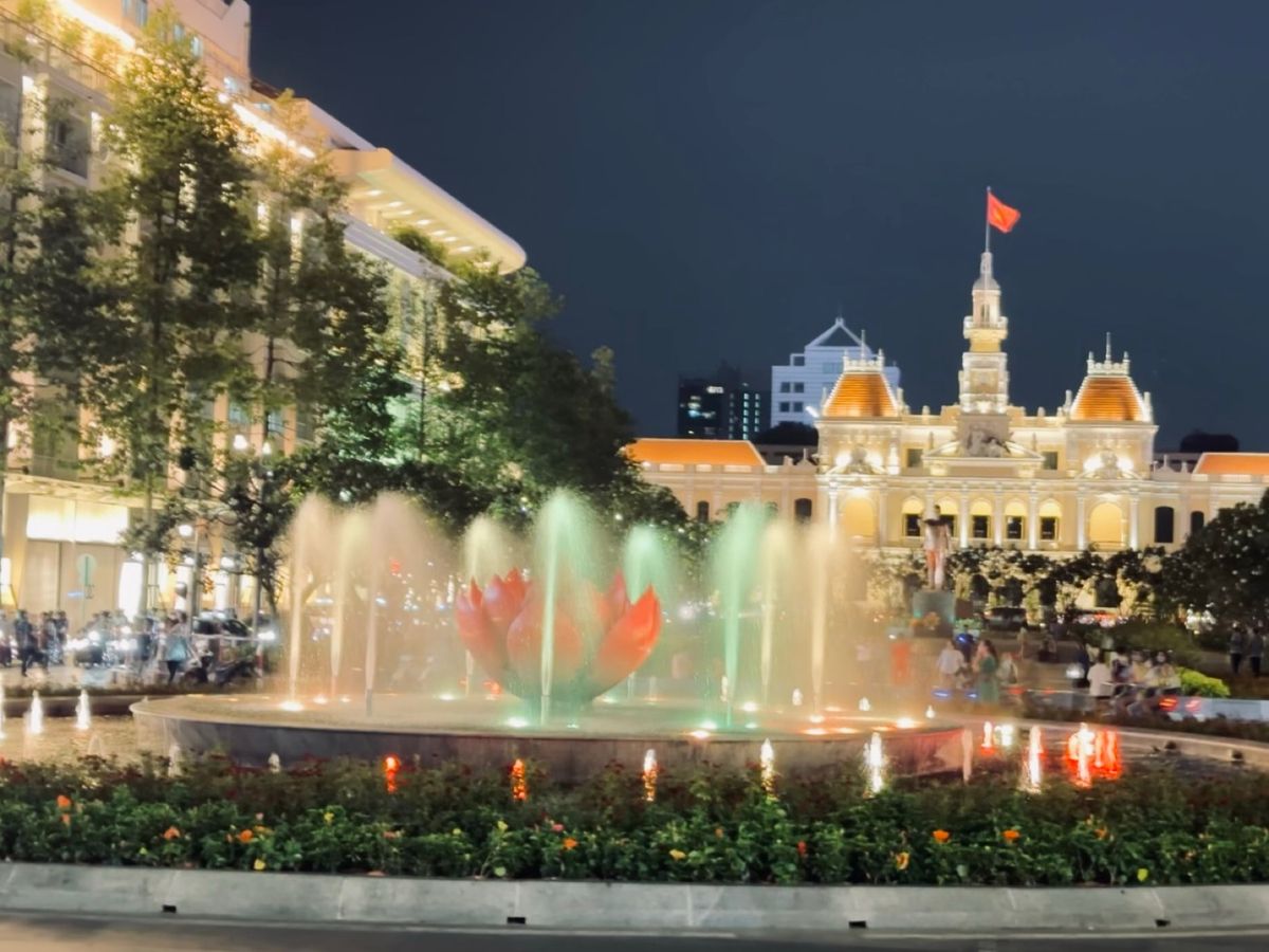 地下鉄はまだ開通していません。
夜の広場、土曜日は歩行者天国となり、
いろ...