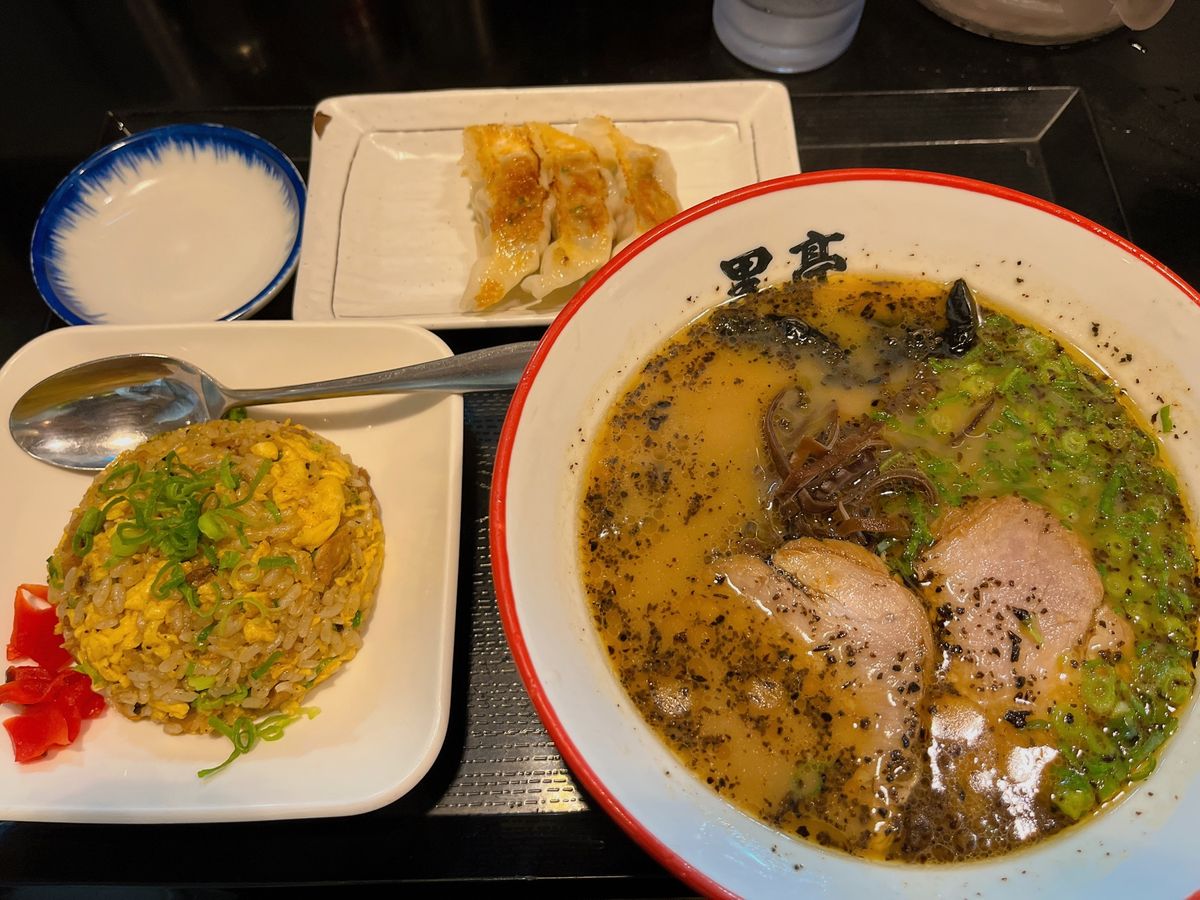 熊本に到着(* 'ᵕ' )☆
とりあえず黒亭というラーメン屋さんで腹ごしら...