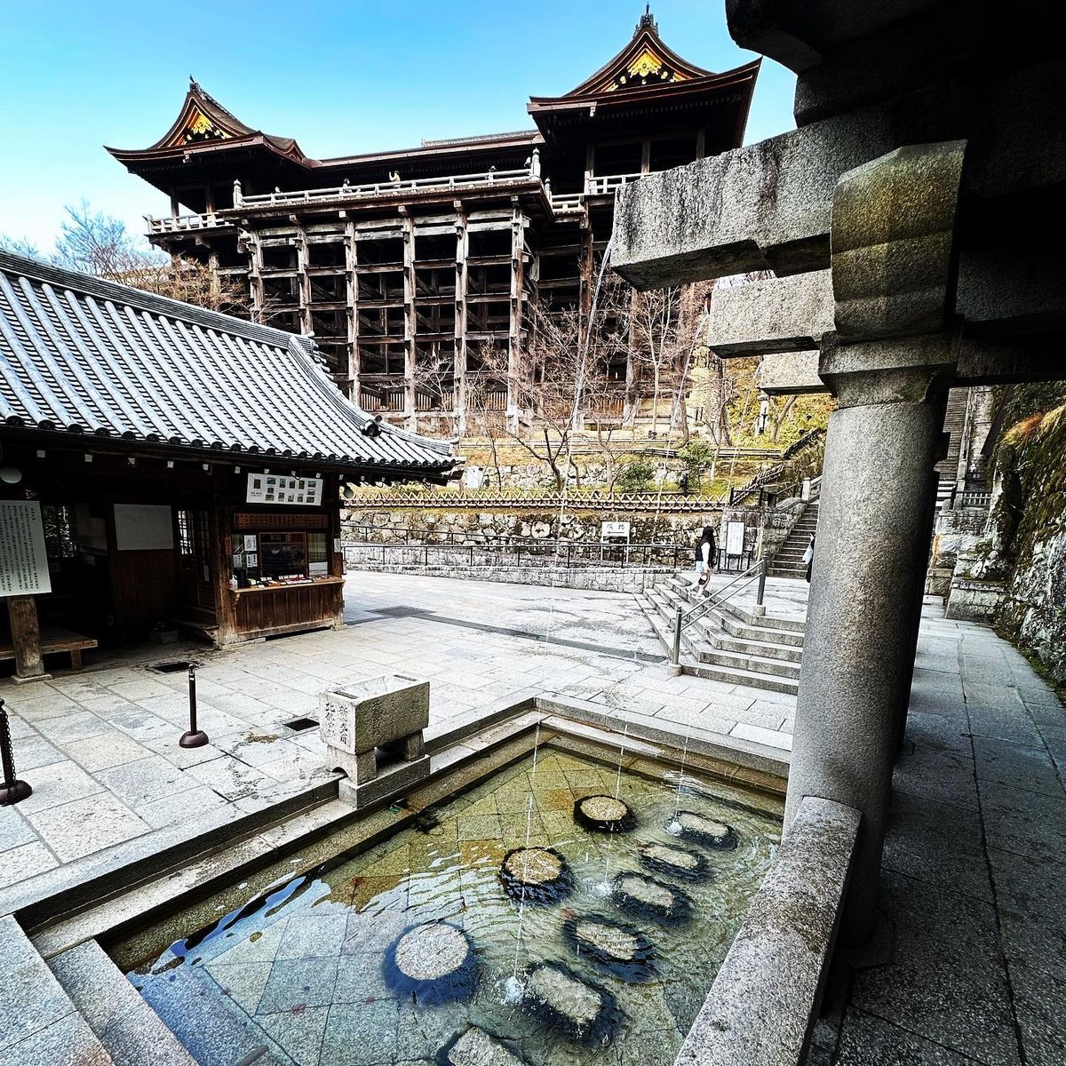 少し早起きして清水寺へ。まだ人もまばらで、迫力ある舞台とその木組みを心ゆく...