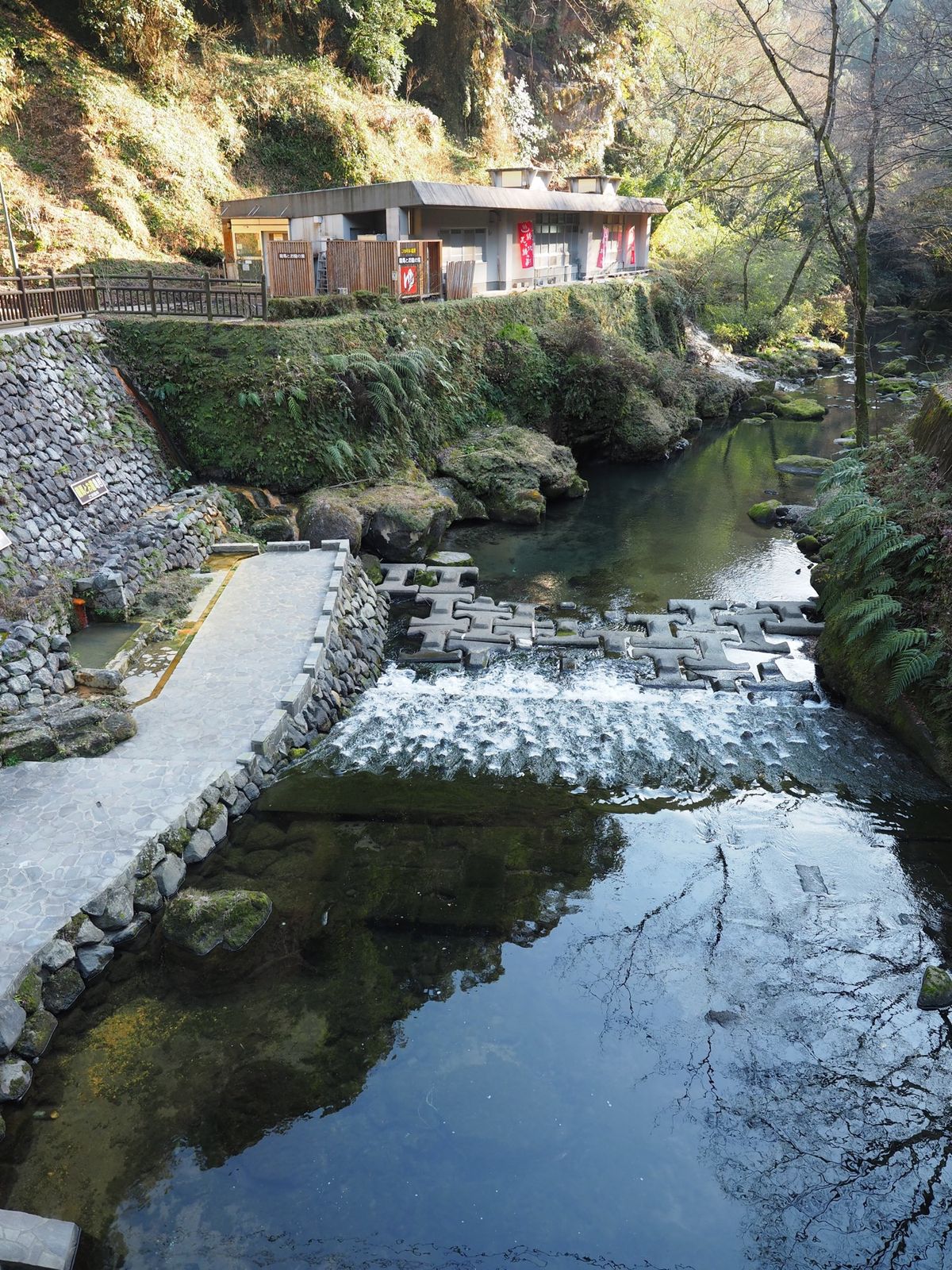 坂本龍馬夫妻が新婚旅行で訪れたという温泉。足湯は無料でした。