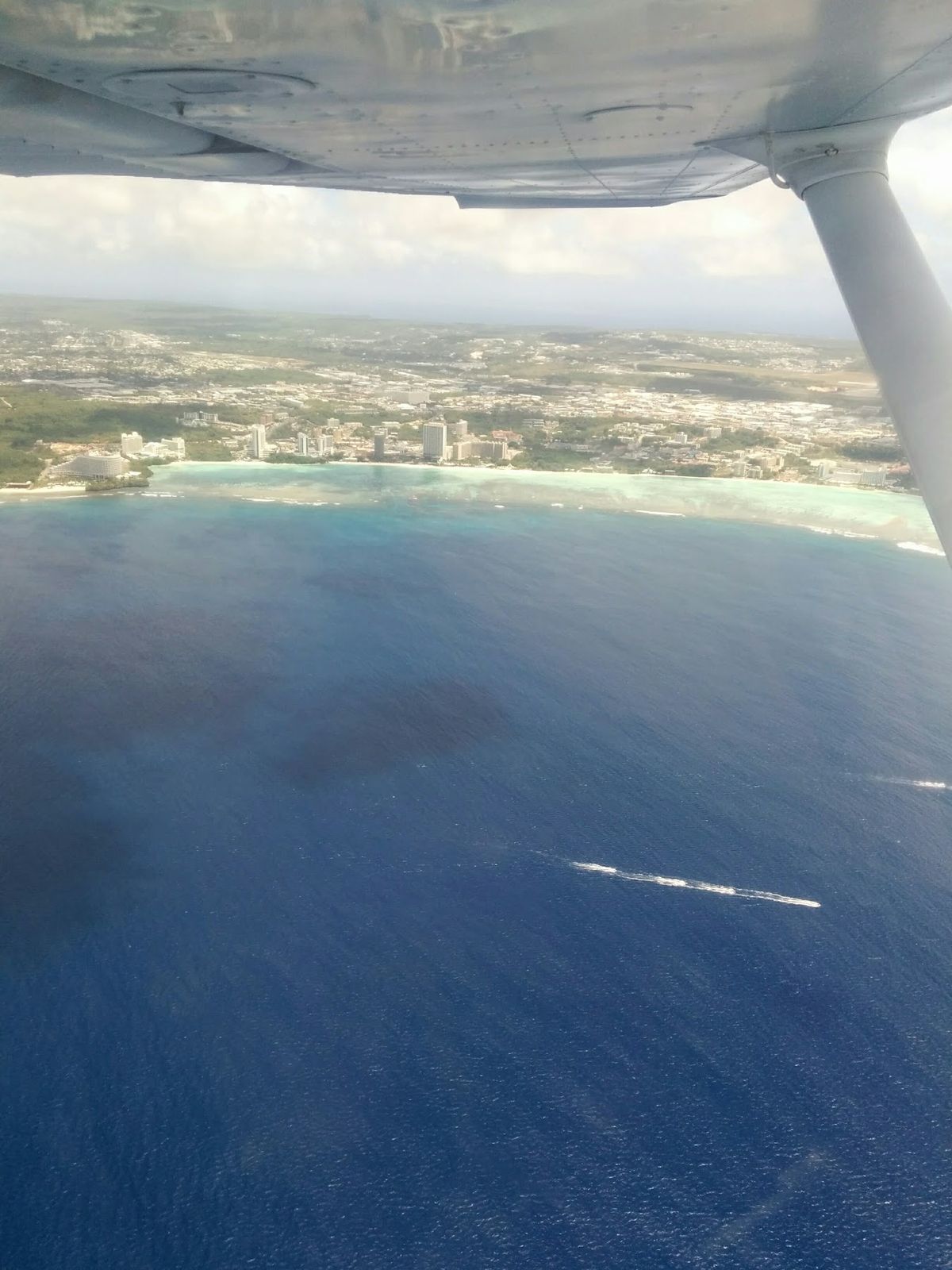 セスナ！思ったより狭くてガタガタ揺れるしスリル満点！🤯景色はめちゃくちゃ綺...
