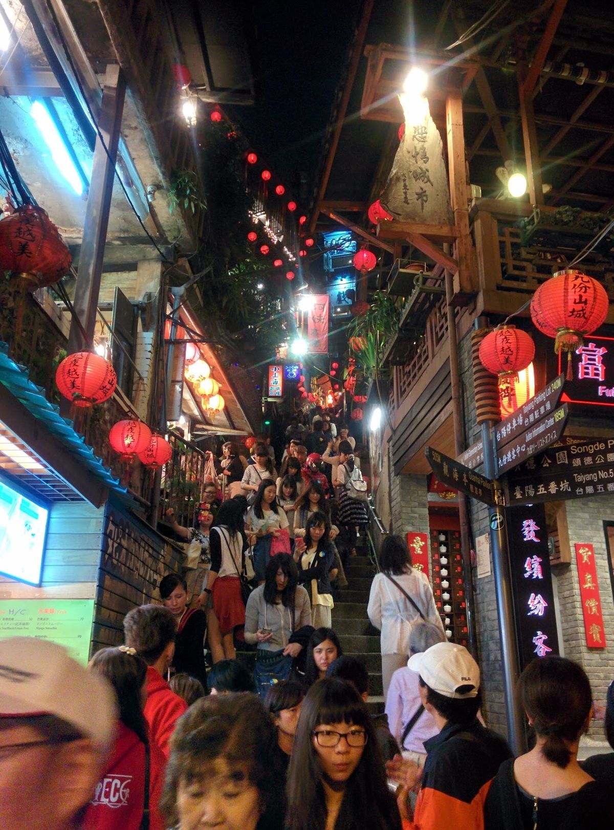 千と千尋の街に似ているという九份。
赤い提灯の怪しげな光、たくさんの人がた...