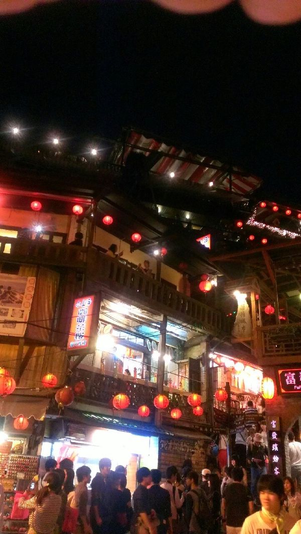 台湾・台北「台湾」の写真：千と千尋の街に似ているという九份。
赤い...