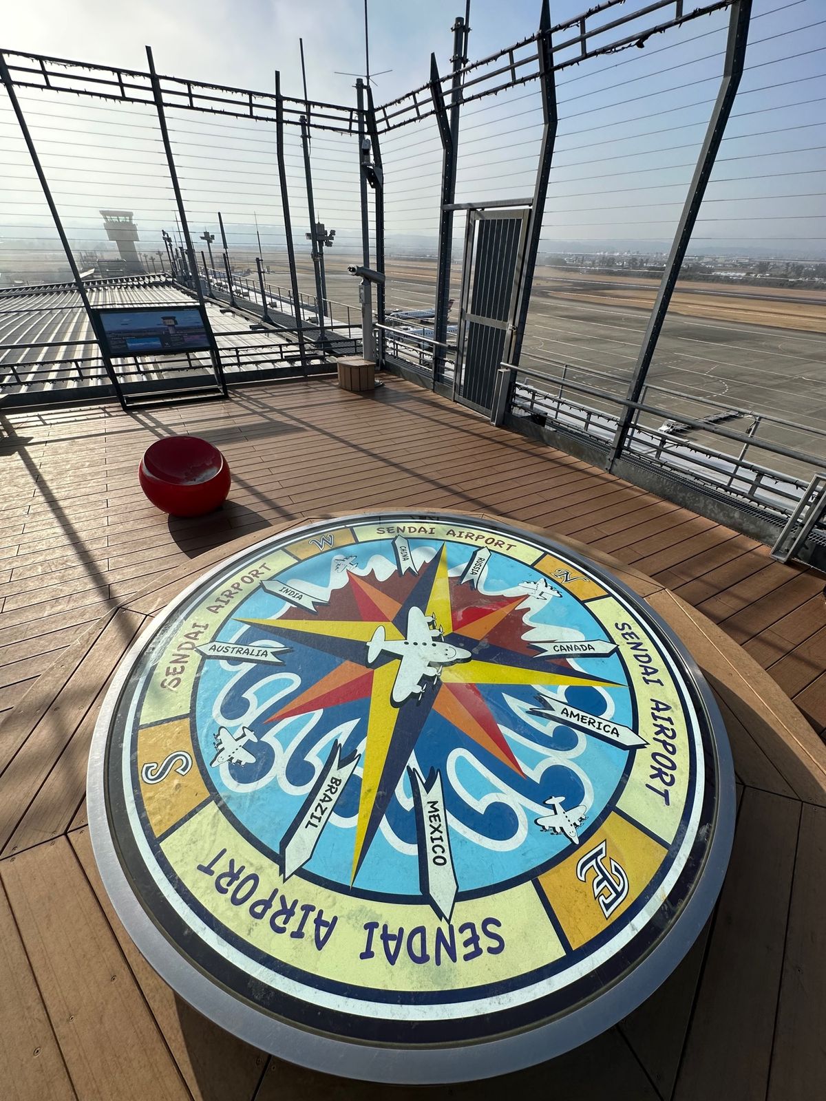 仙台空港へ戻り、空港を見学
天気良かったのに、あれよあれよという間に海の方...