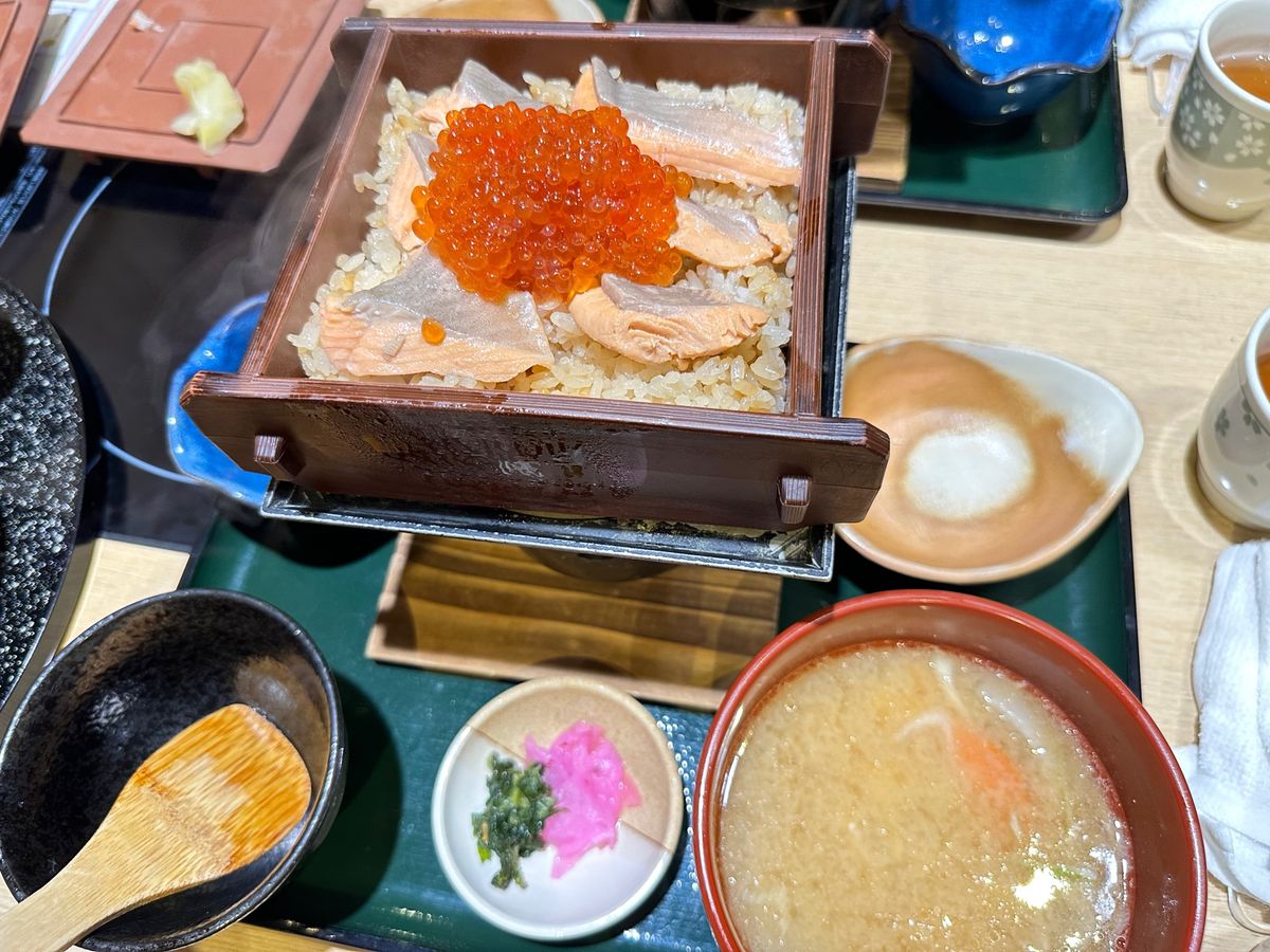 飛行機から見えた雪山！
スゴイ！
仙台についてまずははらこ飯