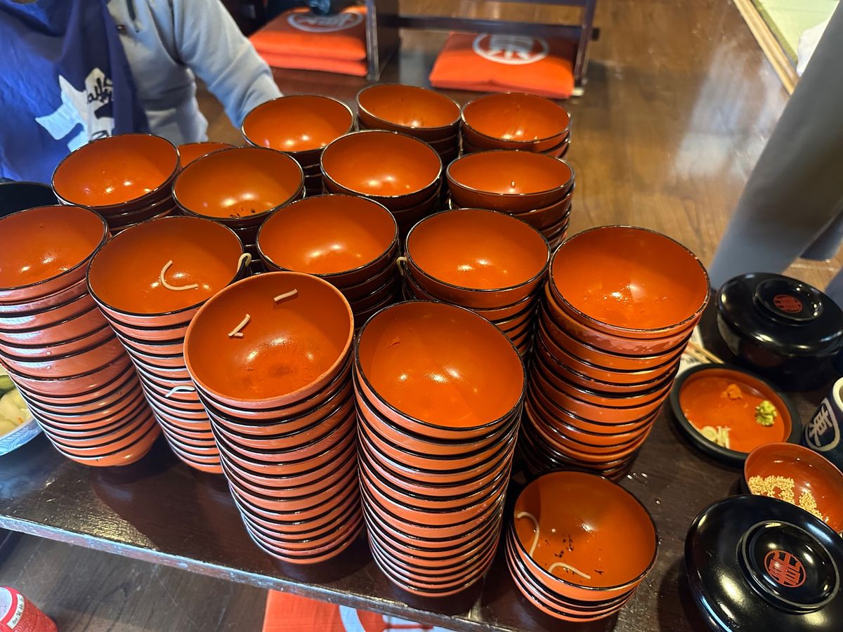 せっかく盛岡に来たから観光客を楽しむ
わんこそば～
はい、どんどん～🎶はい...