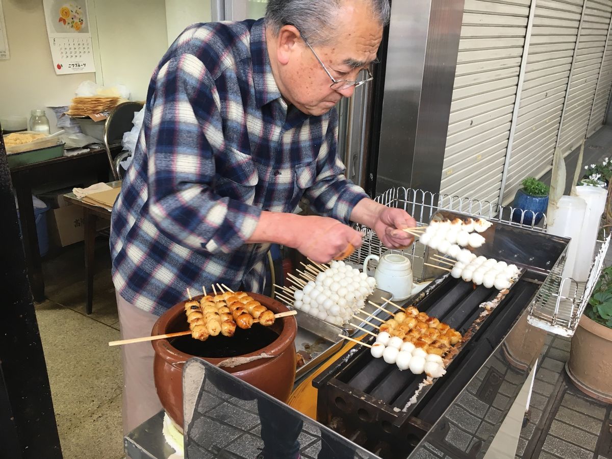 みたらし団子。
店頭で作ってるから出来たてをいただきました😋