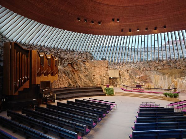 フィンランド・ヘルシンキ「Finland🇫🇮」の写真：岩をくり抜いて作られた岩の教会⛪