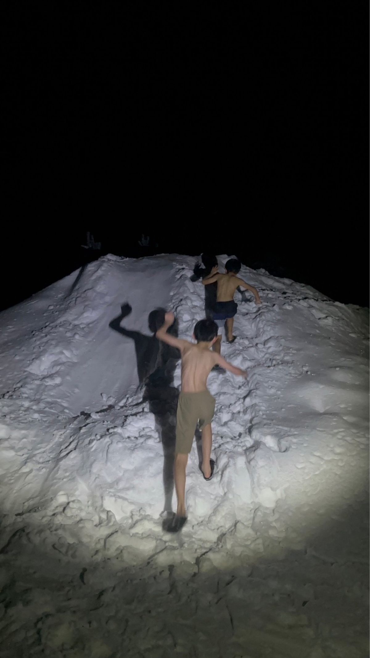 サウナであったまった後は雪の滑り台に直行w