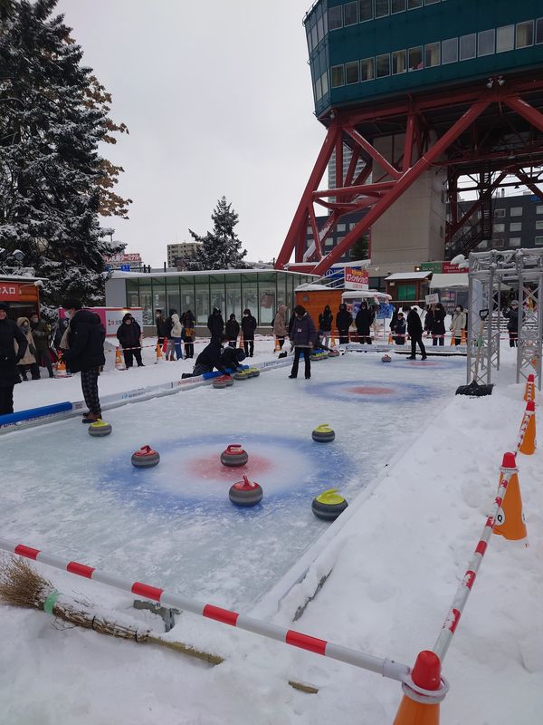 日本・北海道「札幌雪まつり」の写真：意外と重いカーリングの石😳
