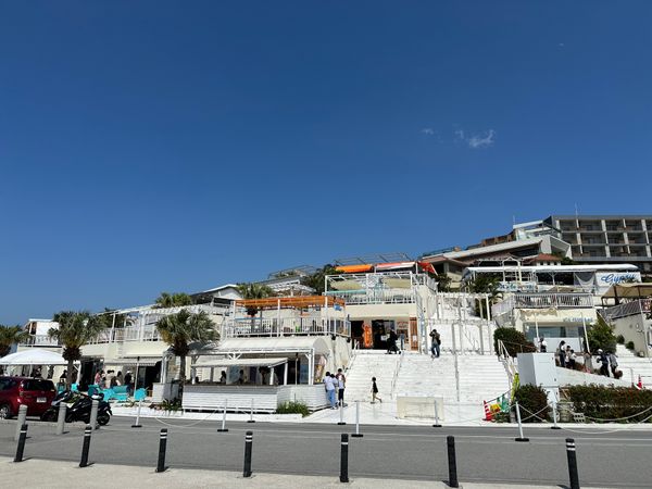 日本・沖縄県「3世代沖縄旅」の写真：ウミカジテラス
観光客でいっぱい
車で来...