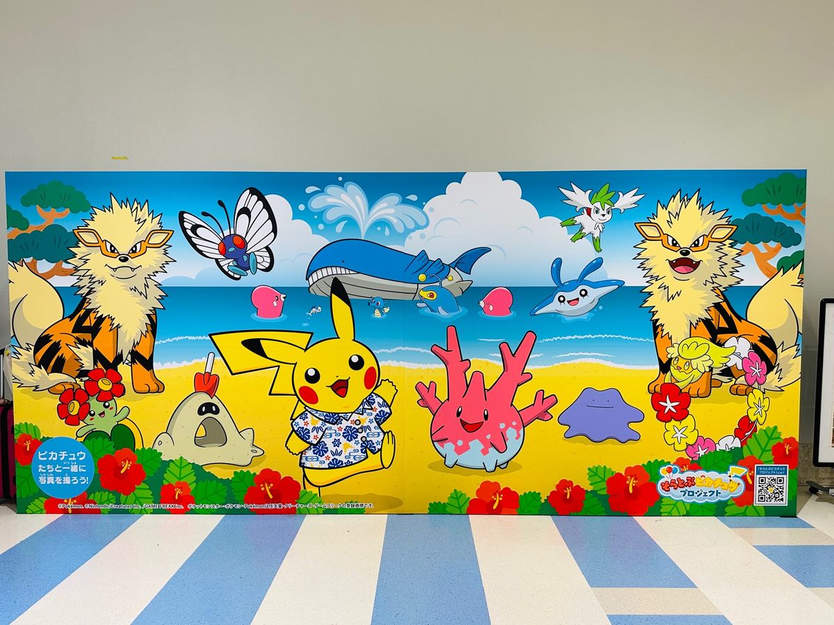 ゆいレール牧志駅降りたところに大きなシーサー
沖縄限定のかりゆしを着たピカ...