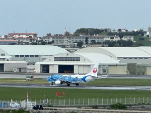 離陸待ちのジンベイザメのカラーリングのJAL
ウミカジテラスはカラフルで写...