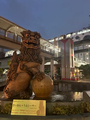 ゆいレール牧志駅降りたところに大きなシーサー
沖縄限定のかりゆしを着たピカ...