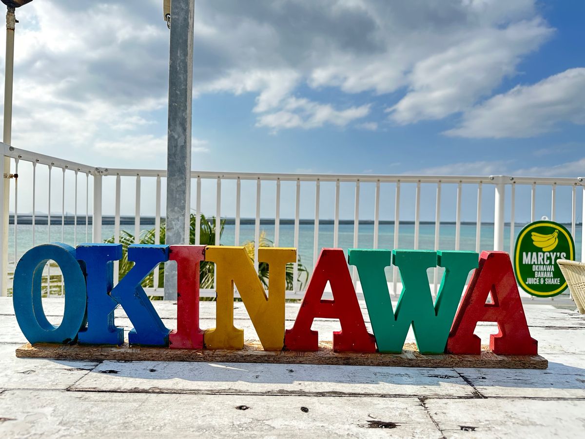 離陸待ちのジンベイザメのカラーリングのJAL
ウミカジテラスはカラフルで写...