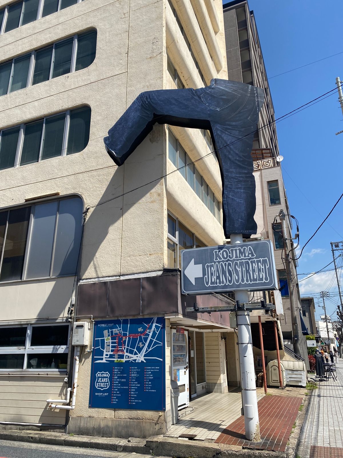 記念にジーンズでも、と思ったら貧乏旅行の1回分と同じくらいの予算が。。
次...