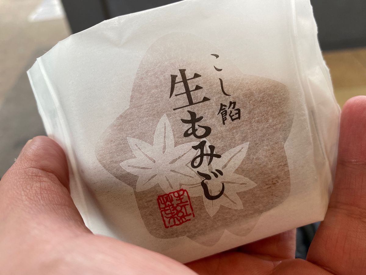 青春18きっぷで西に向かって旅立ち。
電車を乗り継いで、おやつにもみじ饅頭...