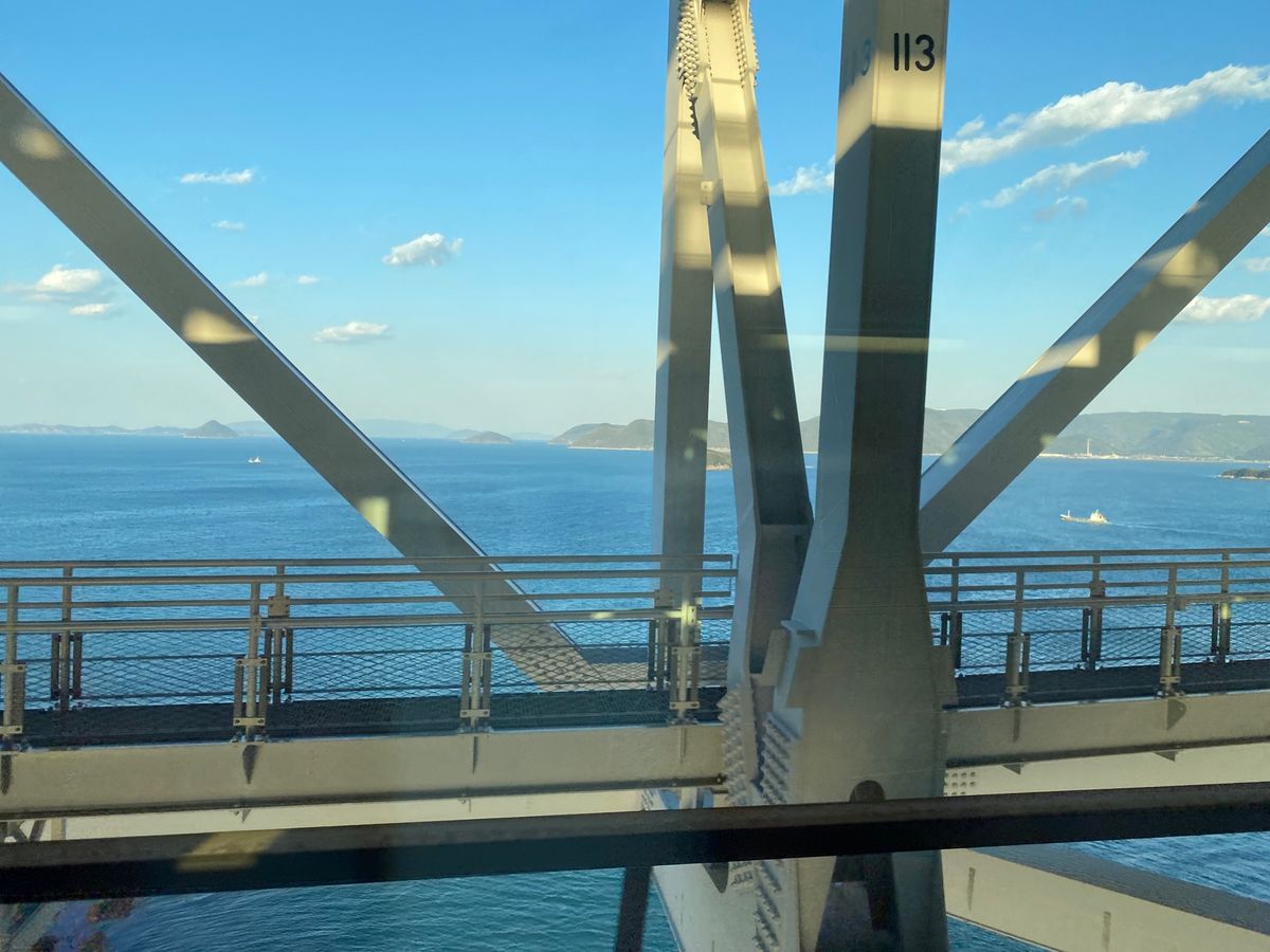 瀬戸大橋を渡って四国へと。
うどんは明日にとっておいて、今日は骨付鳥をいた...