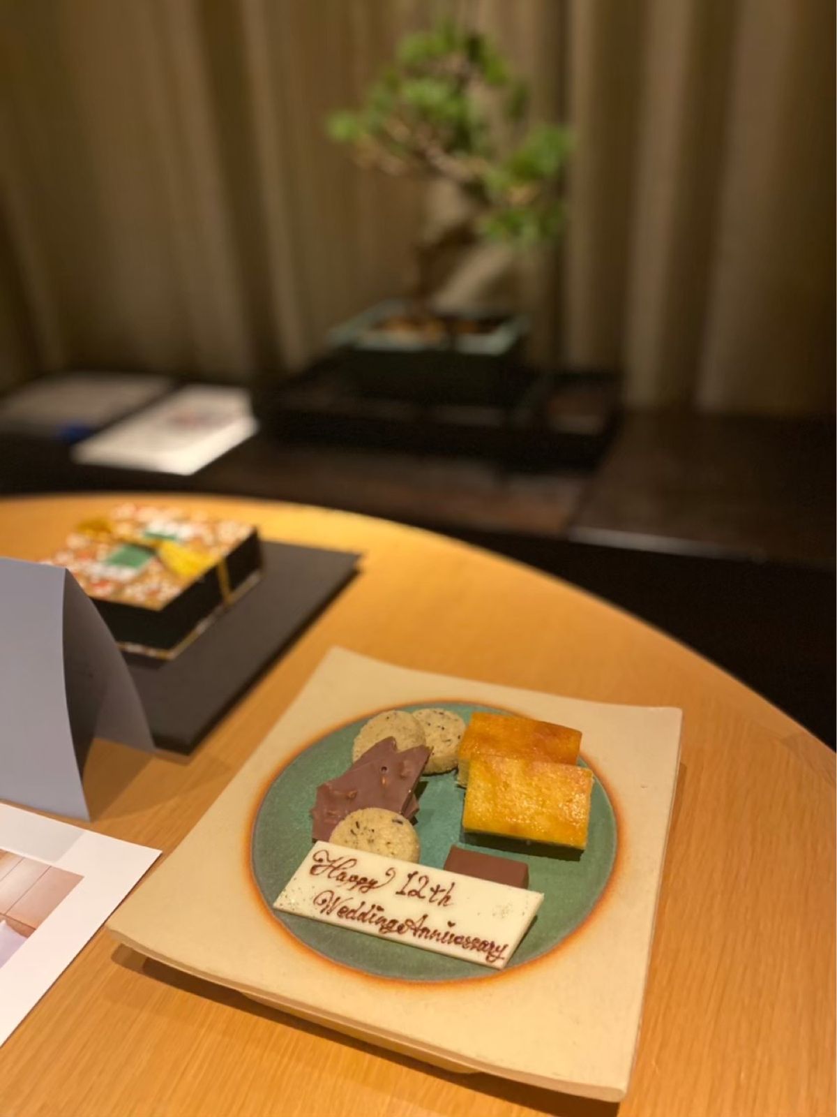 ディナーを終えて部屋に戻るとお菓子が。