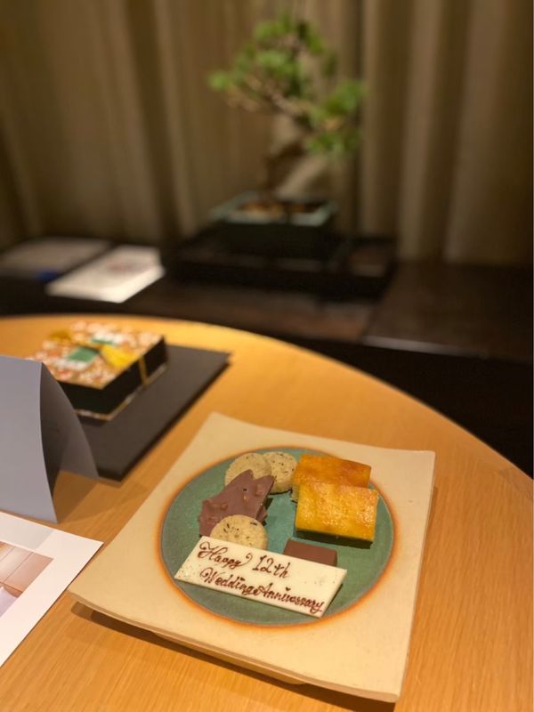 日本・京都府「リッツカールトン京都」の写真：ディナーを終えて部屋に戻るとお菓子が。
