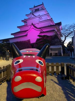 夕方の鶴ヶ城。偶然にﾗｲﾄｱｯﾌﾟ点灯式。夜桜。