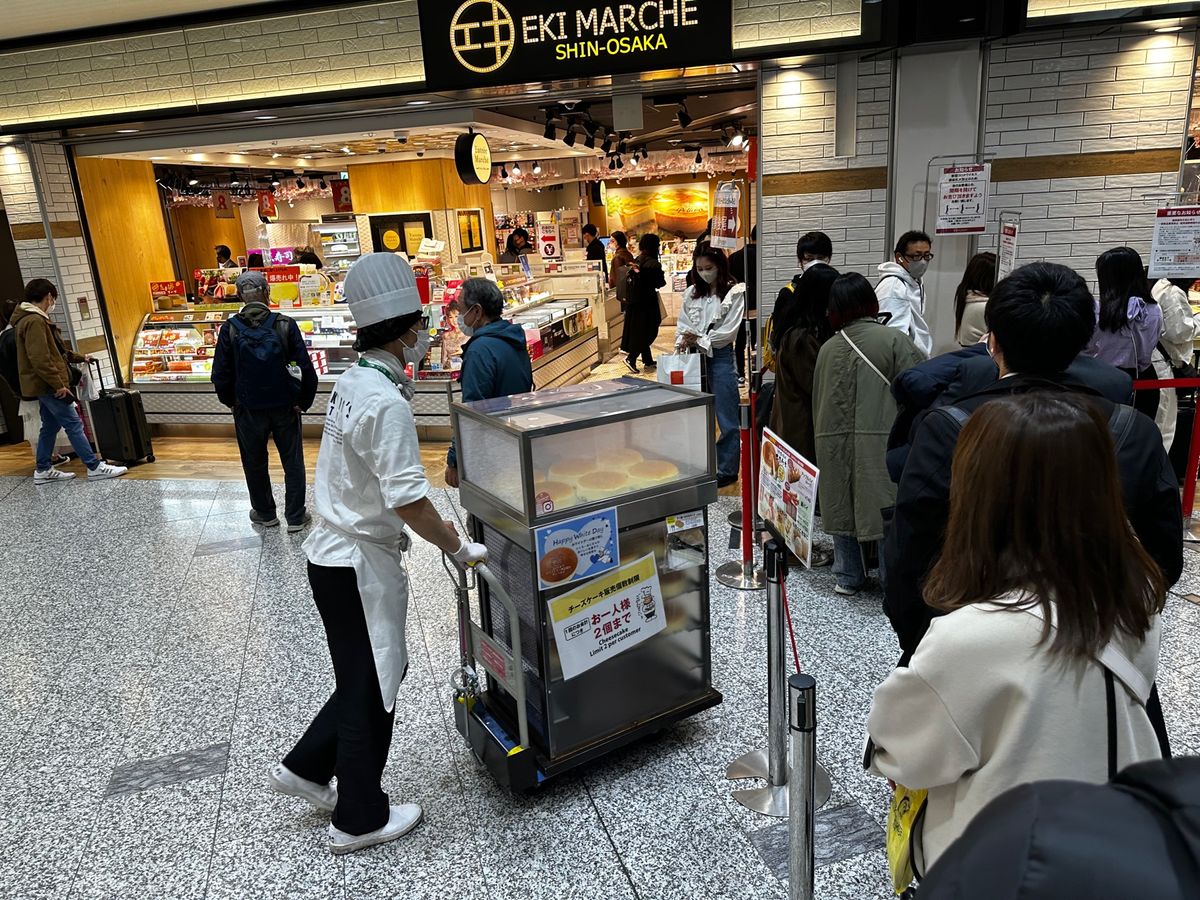 新大阪でりくろうおじさんのチーズケーキを買おうとしたらかなりの行列