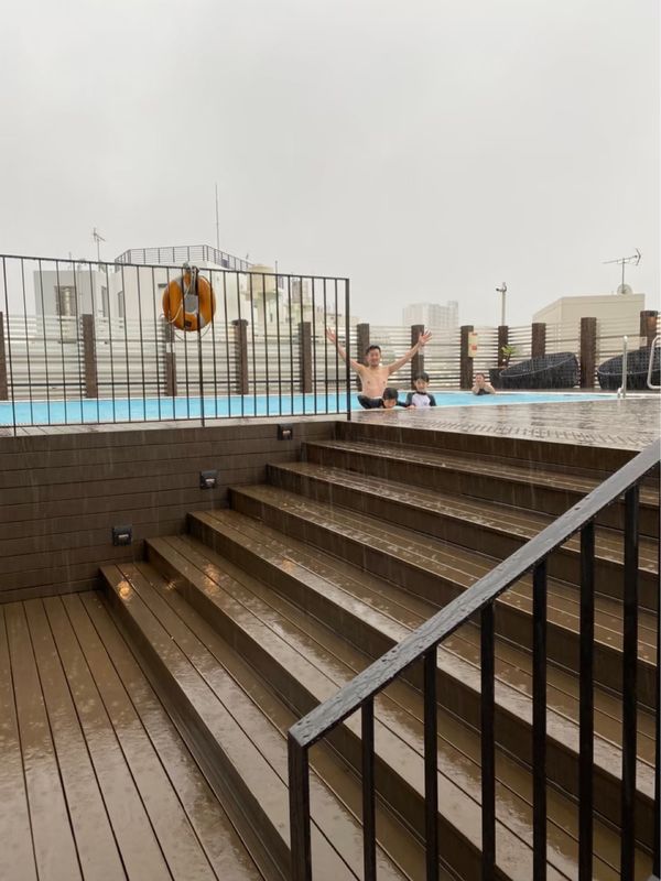 日本・沖縄県「沖縄本島旅行 in 那覇」の写真：土砂降りの中プールw
寒かったー！