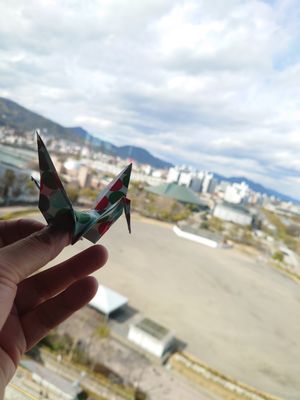 折り鶴タワーで折り鶴を折り、平和への祈りを。