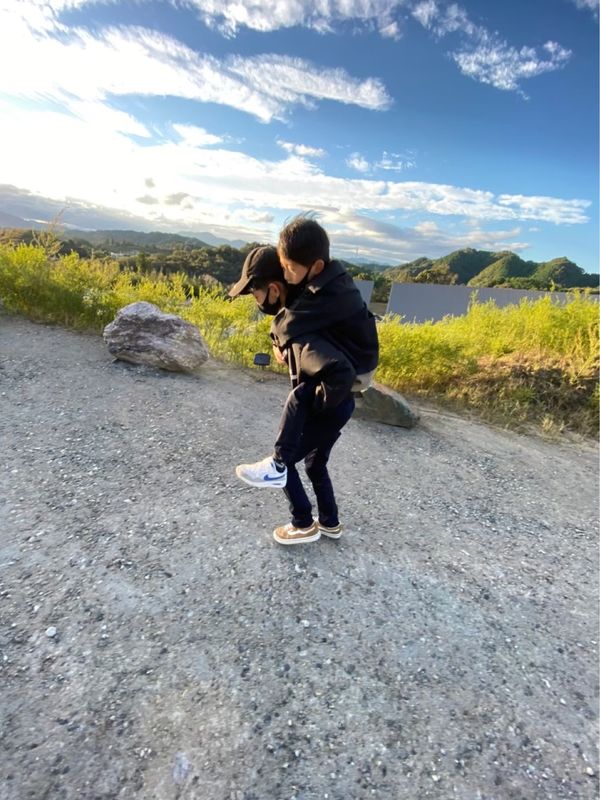 日本・三重県「多気vison in 三重」の写真：疲れてお兄ちゃんにおんぶしてもらう次男。...