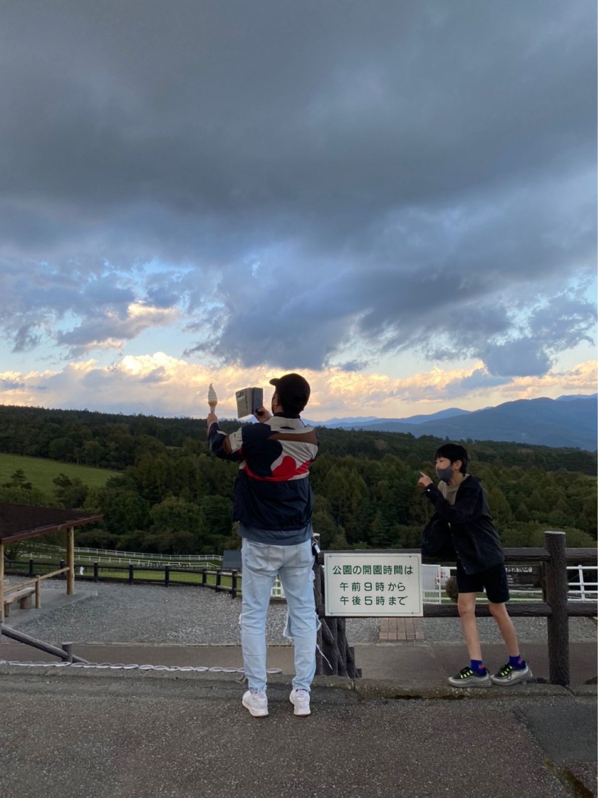 ソフトクリーム撮ってるおっさんw