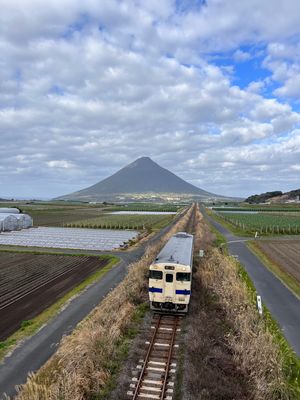 指宿の知林ヶ島へ渡る「ちりりんロード」
開聞岳と指宿枕崎線
開聞岳一等三角...