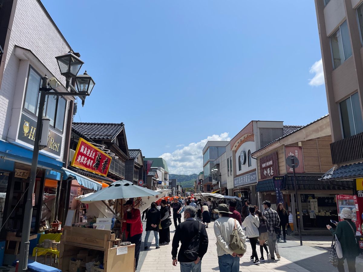 輪島の朝市。朝市通りには地元の海産物などを売る露店が並んでました。能登牛の...