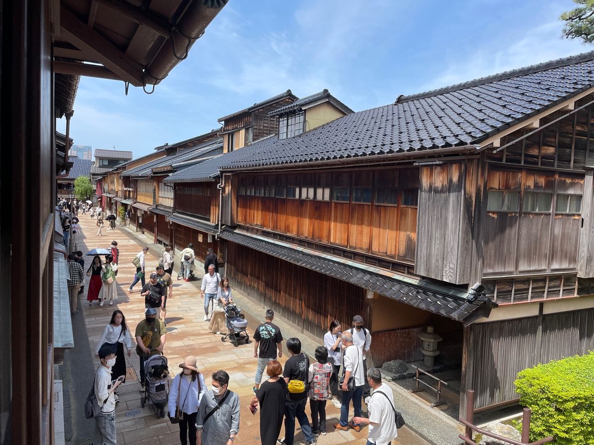 金沢では東茶屋街、主計町茶屋街を散策。古い街並みを楽しみました。