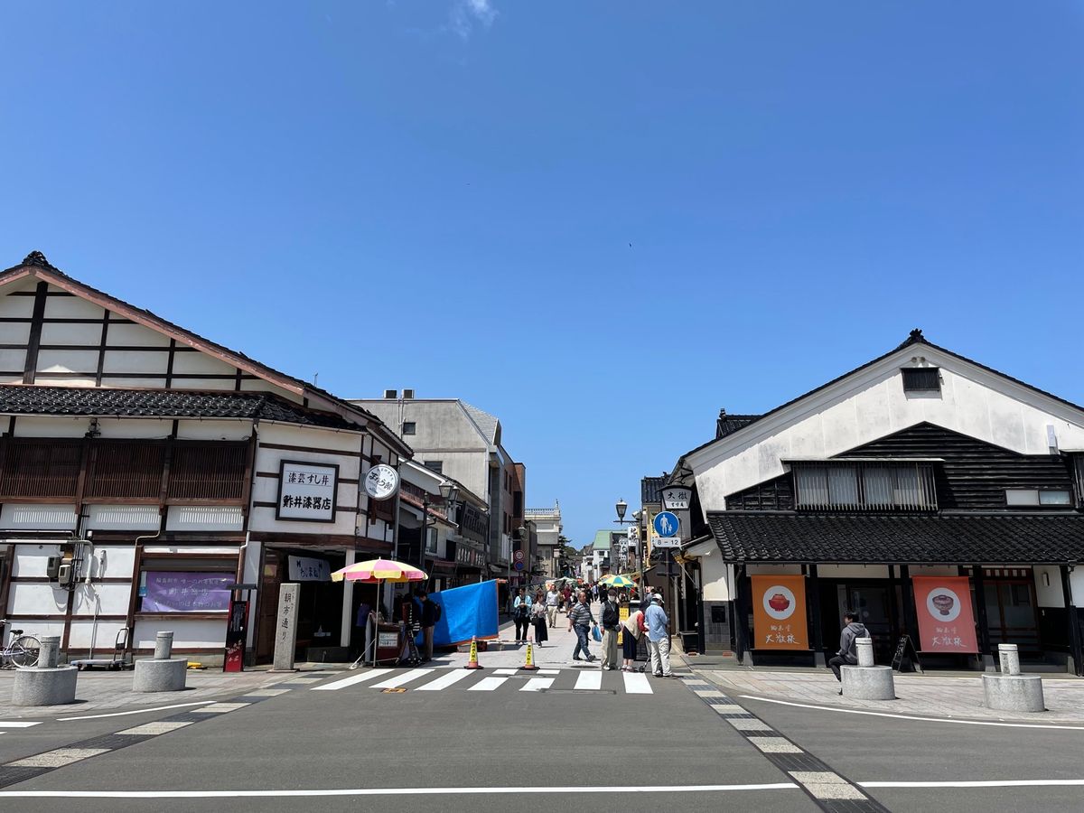 輪島の朝市。朝市通りには地元の海産物などを売る露店が並んでました。能登牛の...