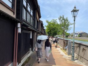 金沢では東茶屋街、主計町茶屋街を散策。古い街並みを楽しみました。