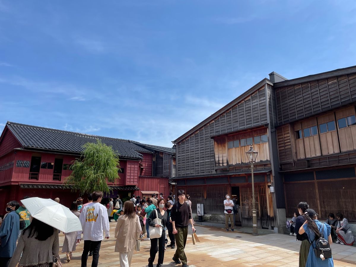 金沢では東茶屋街、主計町茶屋街を散策。古い街並みを楽しみました。